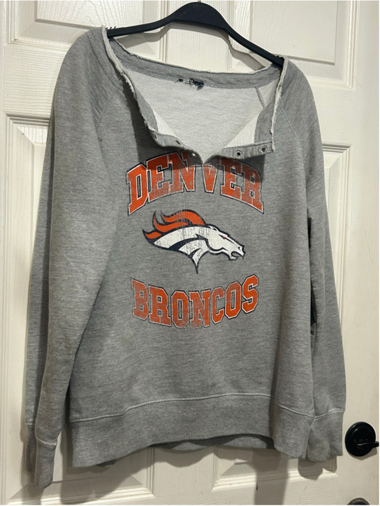 Denver Broncos Tops - Women's Unbranded Denver Broncos Gray Orange Sweatshirt M